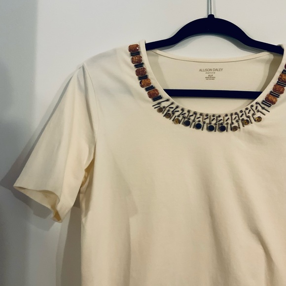 Woman’s Off White Jersey with Neck Trim Details - Picture 5 of 7